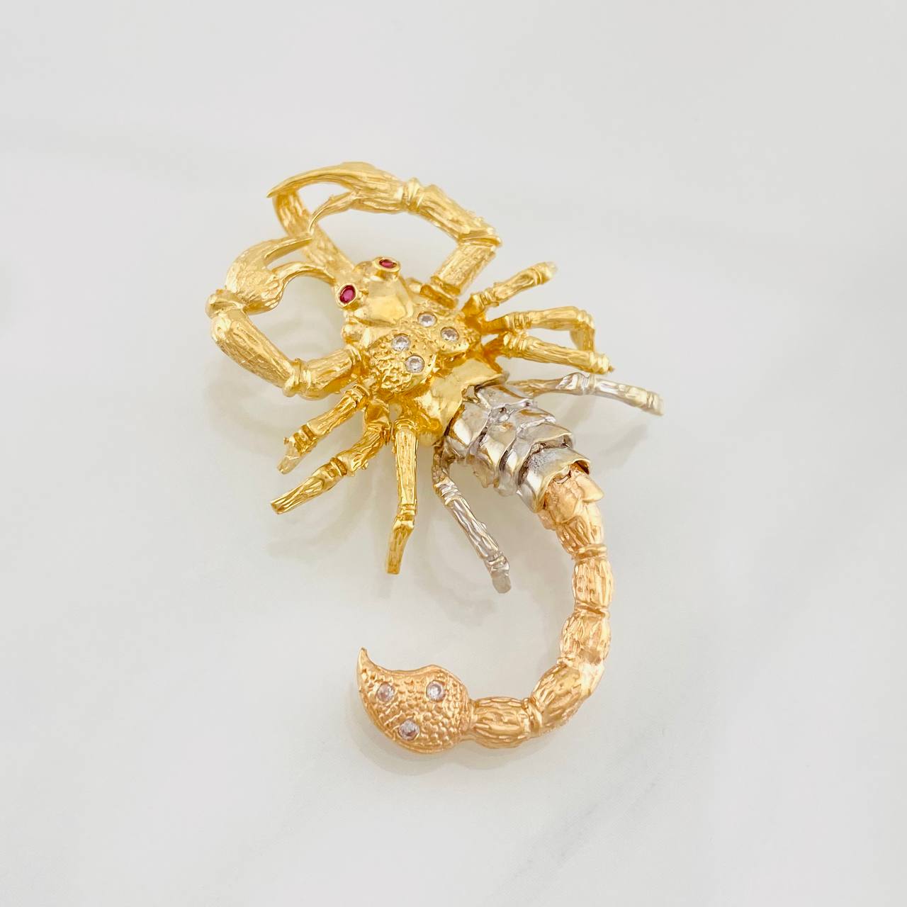 Scorpion Pendant 7.85g / 1 1/2 in Three Golds 18K