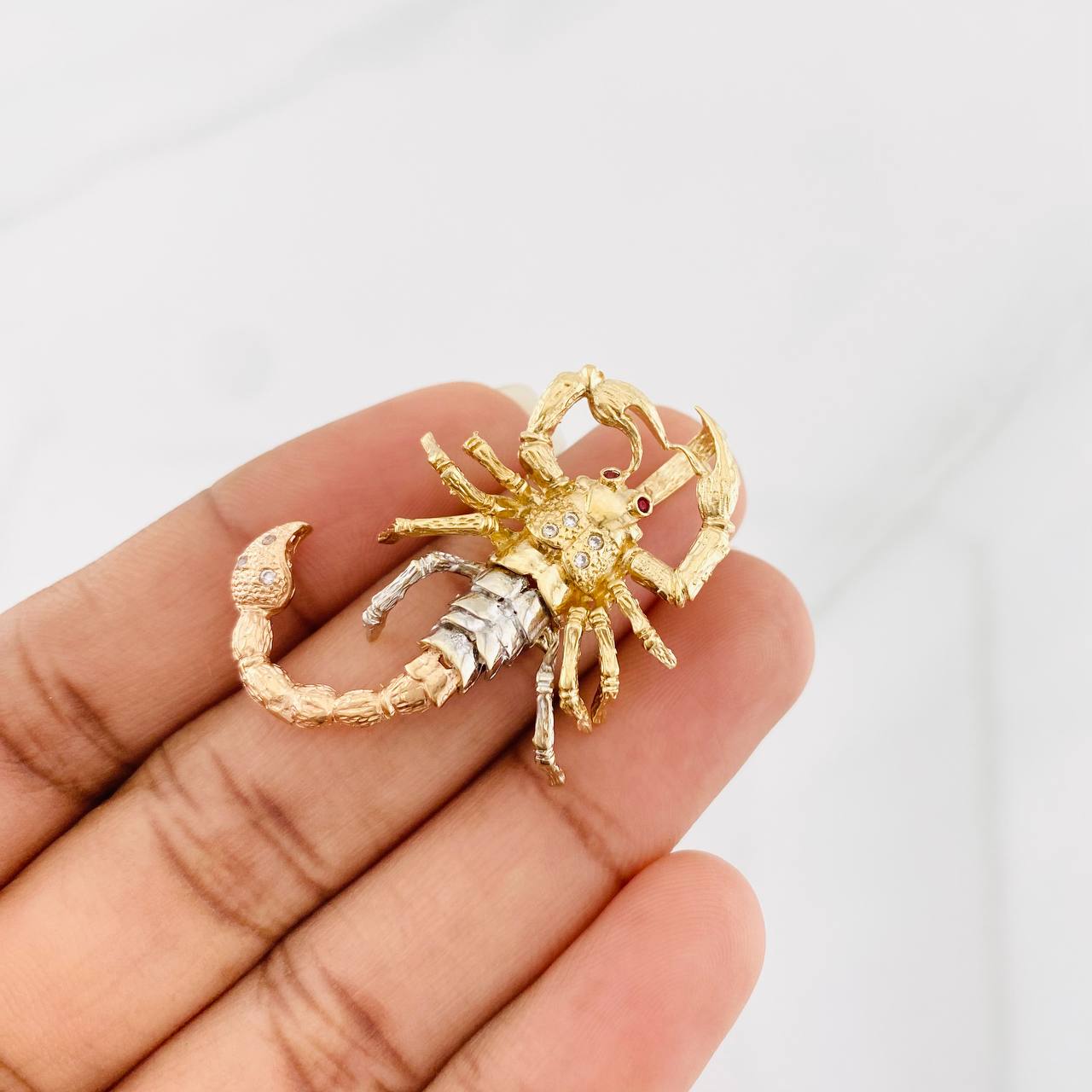 Scorpion Pendant 7.85g / 1 1/2 in Three Golds 18K