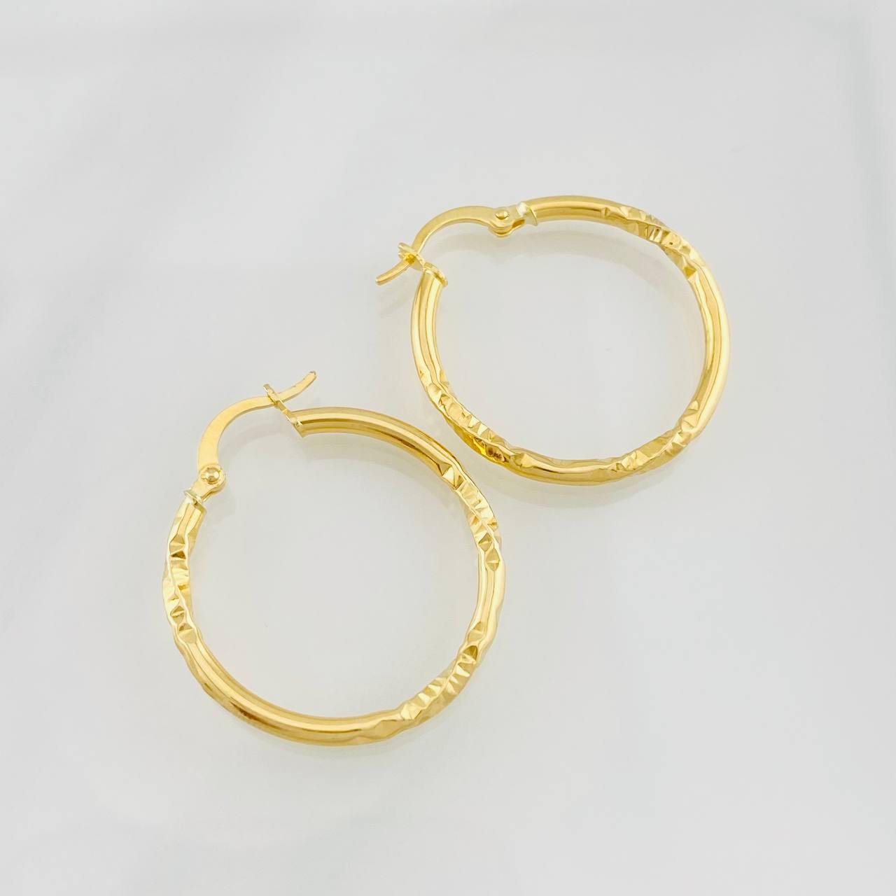 Hoop Earrings Megan 1.7g / 1 1/4 in 18K Yellow Gold