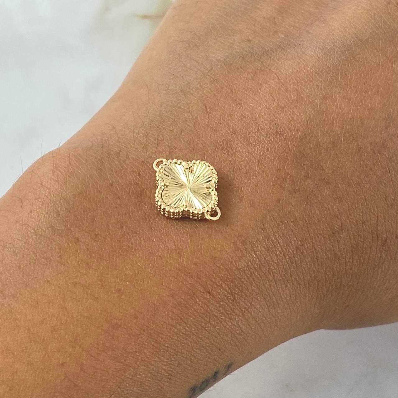 Charm Trebol VCyA 1.5gr / 1.5cm / Diamond Cut Stippled 18K Yellow Gold *