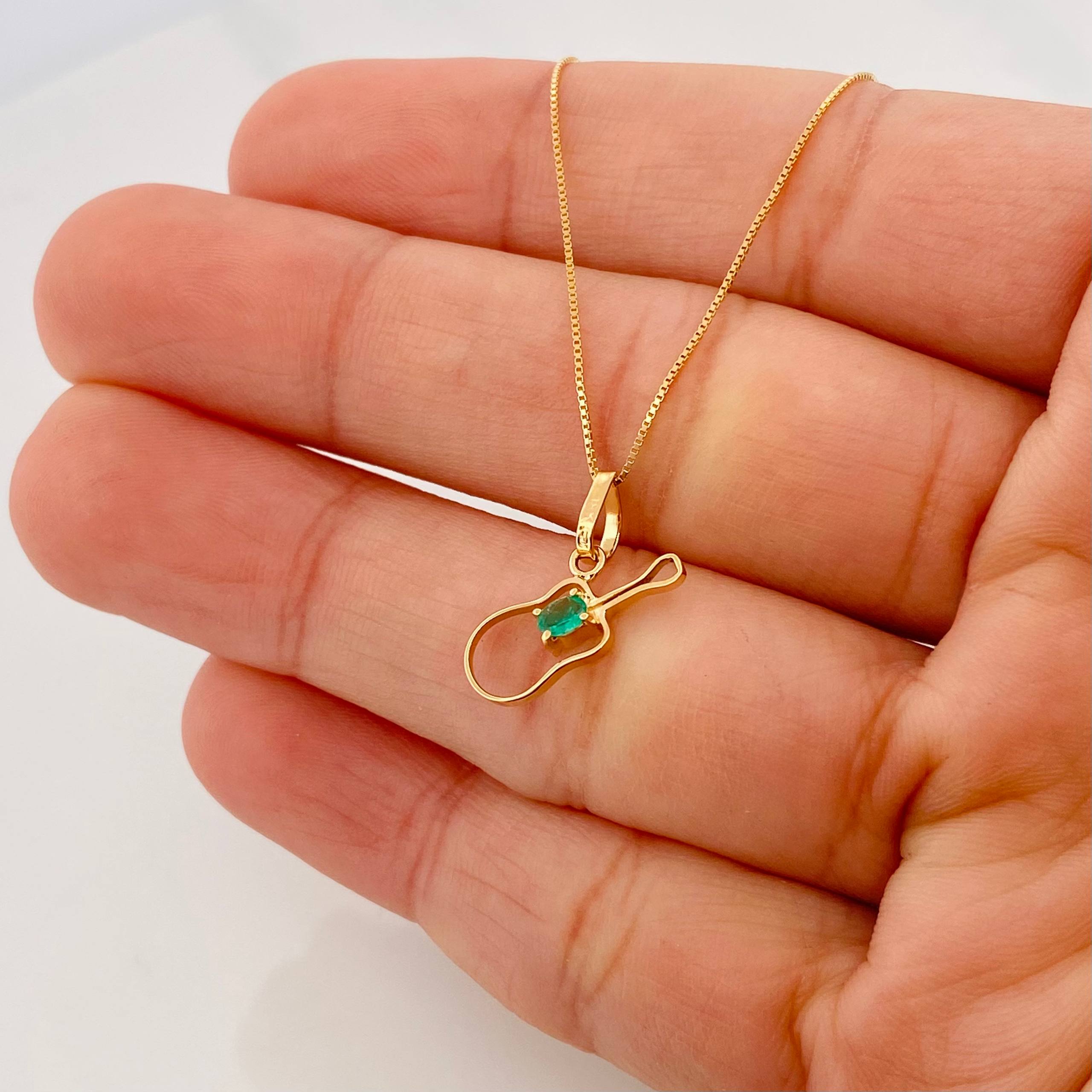 Set Venetian Chain + Violin Pendant emerald 0.5 pts / 1.35g / 15 3/4 in Yellow Gold 18K