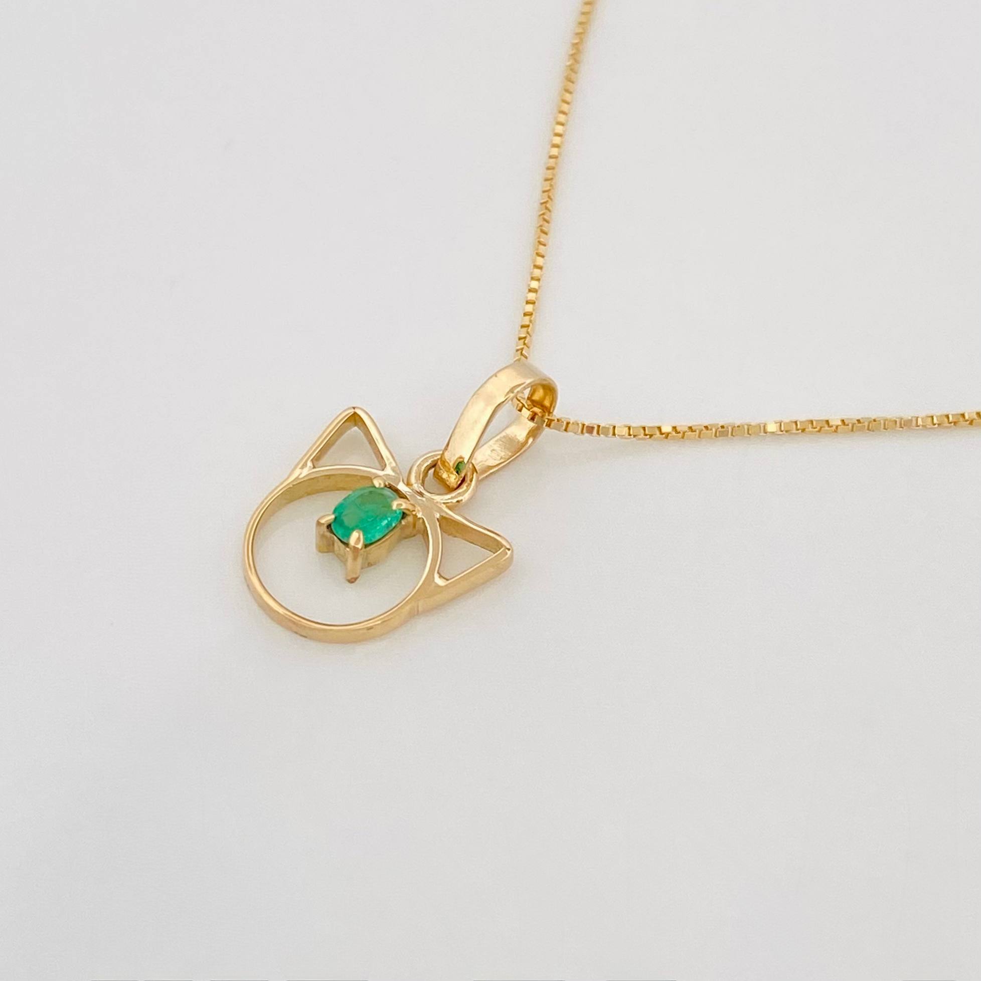 Set Cadena Veneciana + Dije Gatito esmeralda 0.5 pts / 1.25g / 15 3/4 in Oro Amarillo 18K