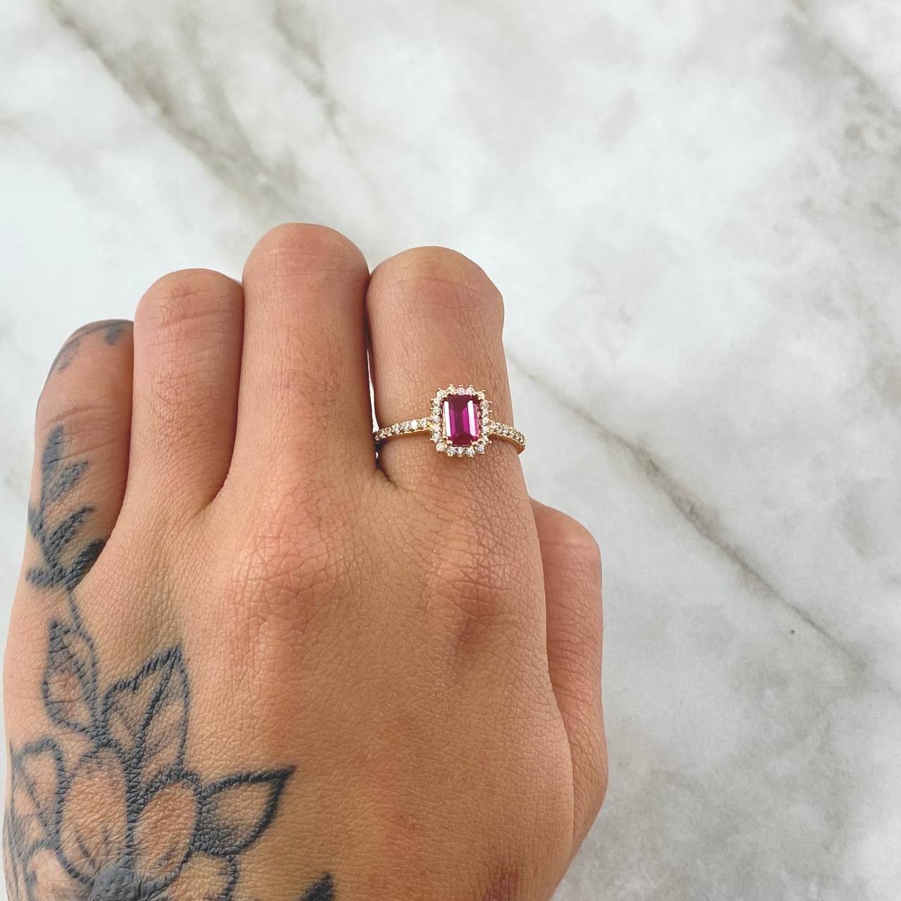 Ring Solitaire Rectangular Halo 2.5gr / Size 6 1/4 / White Fuchsia Zircons 18K Yellow Gold