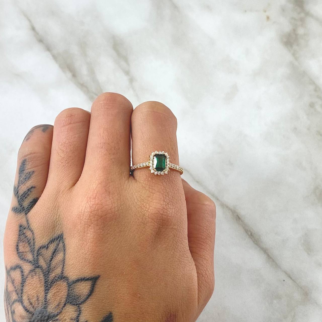 Anillo Solitario Halo Rectangular 2.5gr / T7 1/4 / Circones Blancos Verde Oro Amarillo 18K