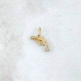 Dije Revolver Texturizado 1.05gr / 2cm / Circones Blancos Oro Amarillo 18K