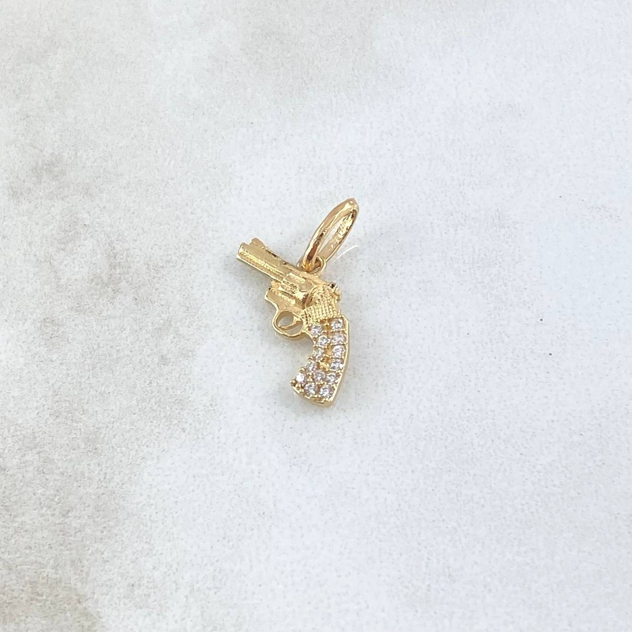 Dije Revolver Texturizado 1.05gr / 2cm / Circones Blancos Oro Amarillo 18K