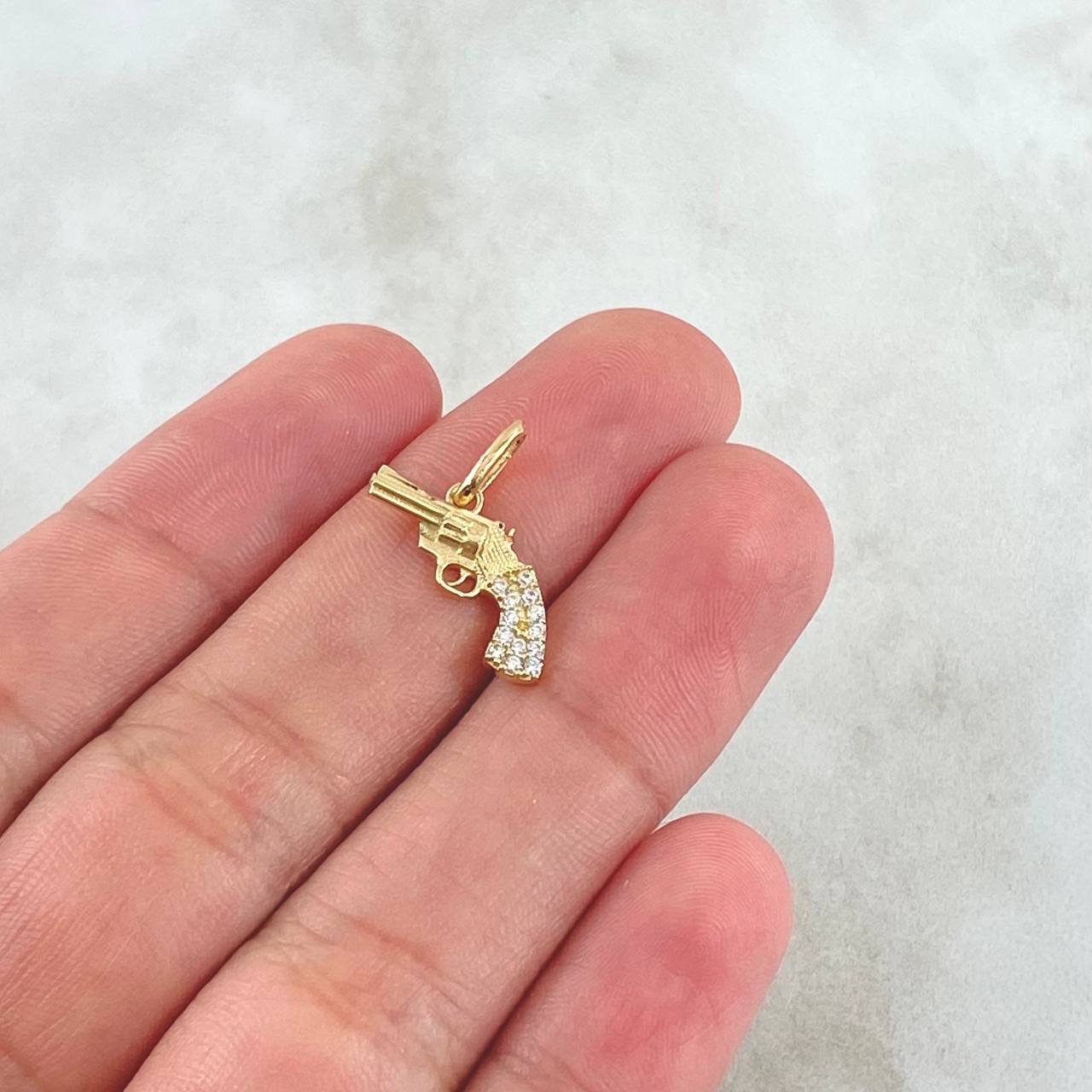 Dije Revolver 1.1gr / 2cm / Circones Blancos Oro Amarillo 18K ©
