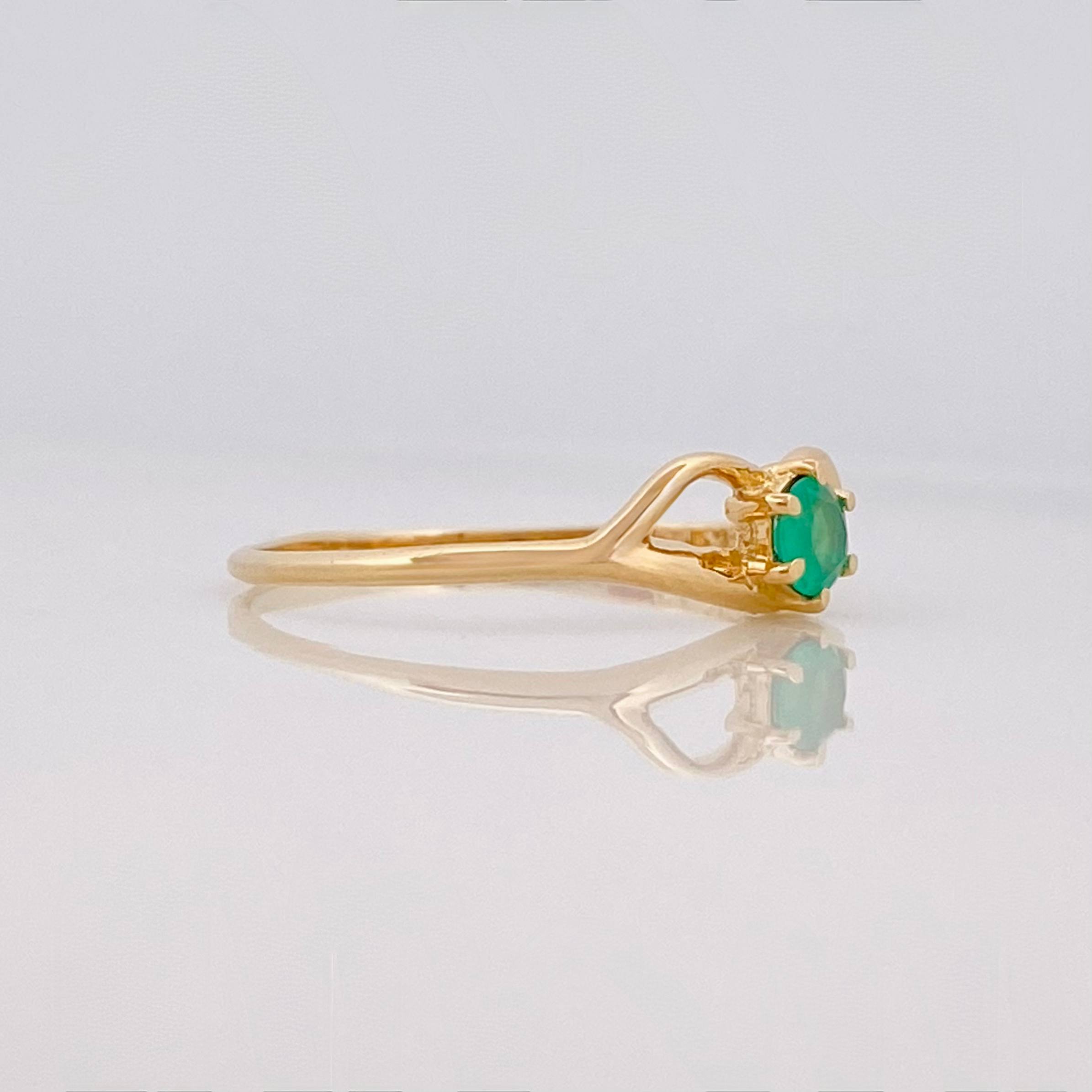 Emerald Kiss Ring 0.13 pts Emerald 1 pt 1.15g / Size 7 Yellow Gold 18K
