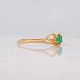 Emerald Kiss Ring 0.13 pts Emerald 1 pt 1.15g / Size 7 Yellow Gold 18K