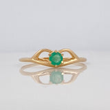 Emerald Kiss Ring 0.13 pts Emerald 1 pt 1.15g / Size 7 Yellow Gold 18K