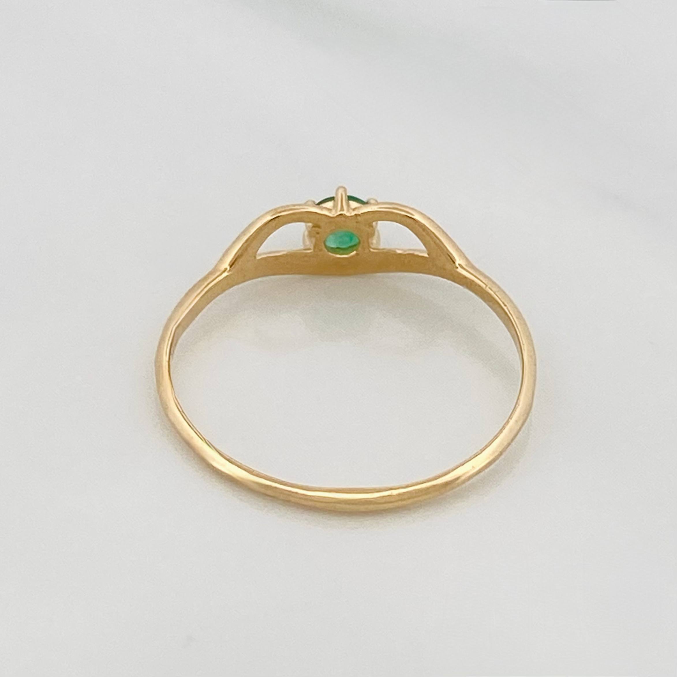 Emerald Kiss Ring 0.13 pts Emerald 1 pt 1.15g / Size 7 Yellow Gold 18K