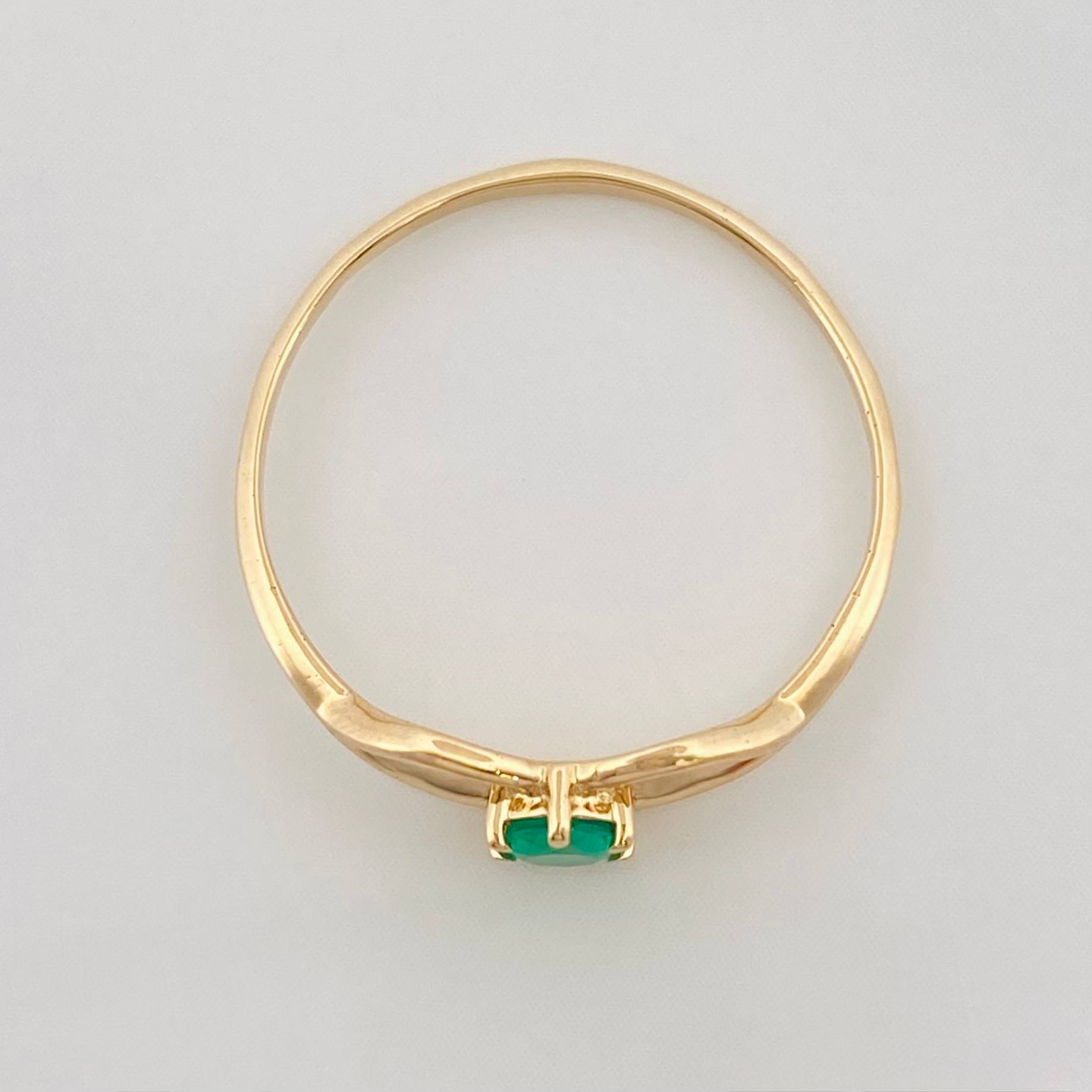 Emerald Kiss Ring 0.13 pts Emerald 1 pt 1.15g / Size 7 Yellow Gold 18K