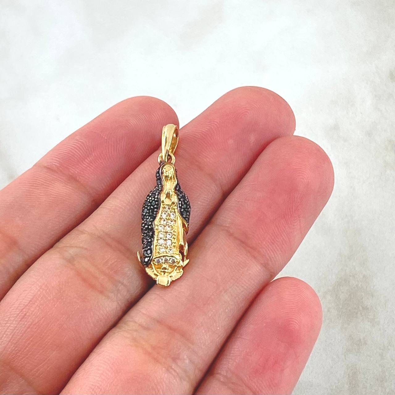 Dije Virgen Guadalupe Silueta 2.45gr / 3cm / Circones Blancos Negros Oro Amarillo 18K *