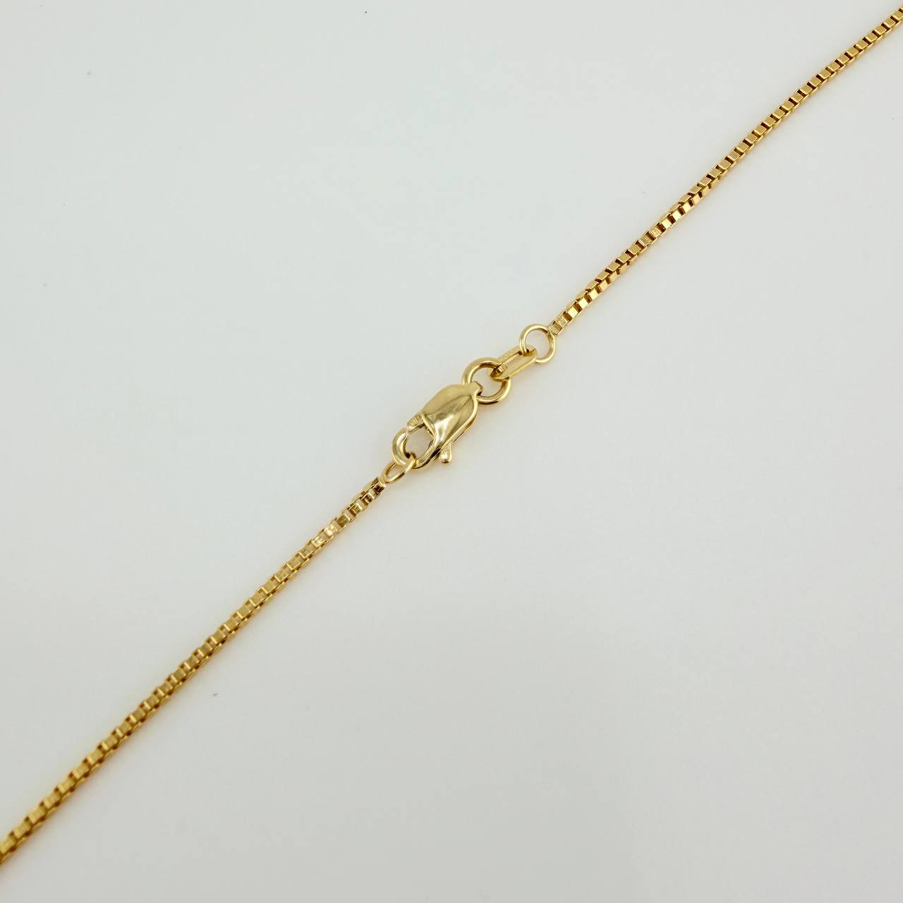 Cadena Veneciana 2.7gr / 23 1/2 in / 0.8mm Oro Amarillo +3 18K %