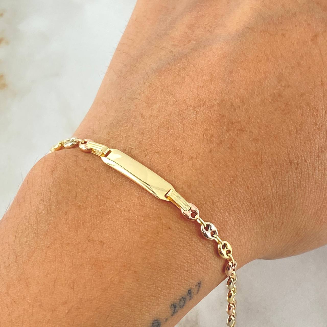 Bracelet GC Rectangular Bordered Plate 1.8gr / 5.5in / 18K Gold