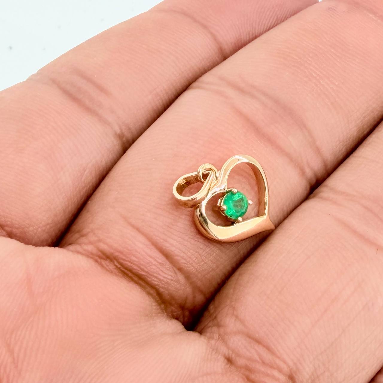 Heart Casting Emerald Pendant 17Pts 0.95gr / 3/4 in / 18K Yellow Gold %