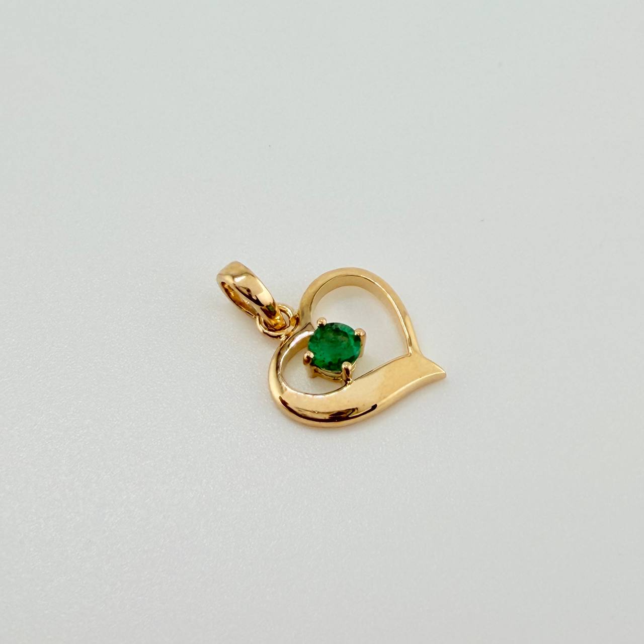 Heart Casting Emerald Pendant 17Pts 0.95gr / 3/4 in / 18K Yellow Gold %