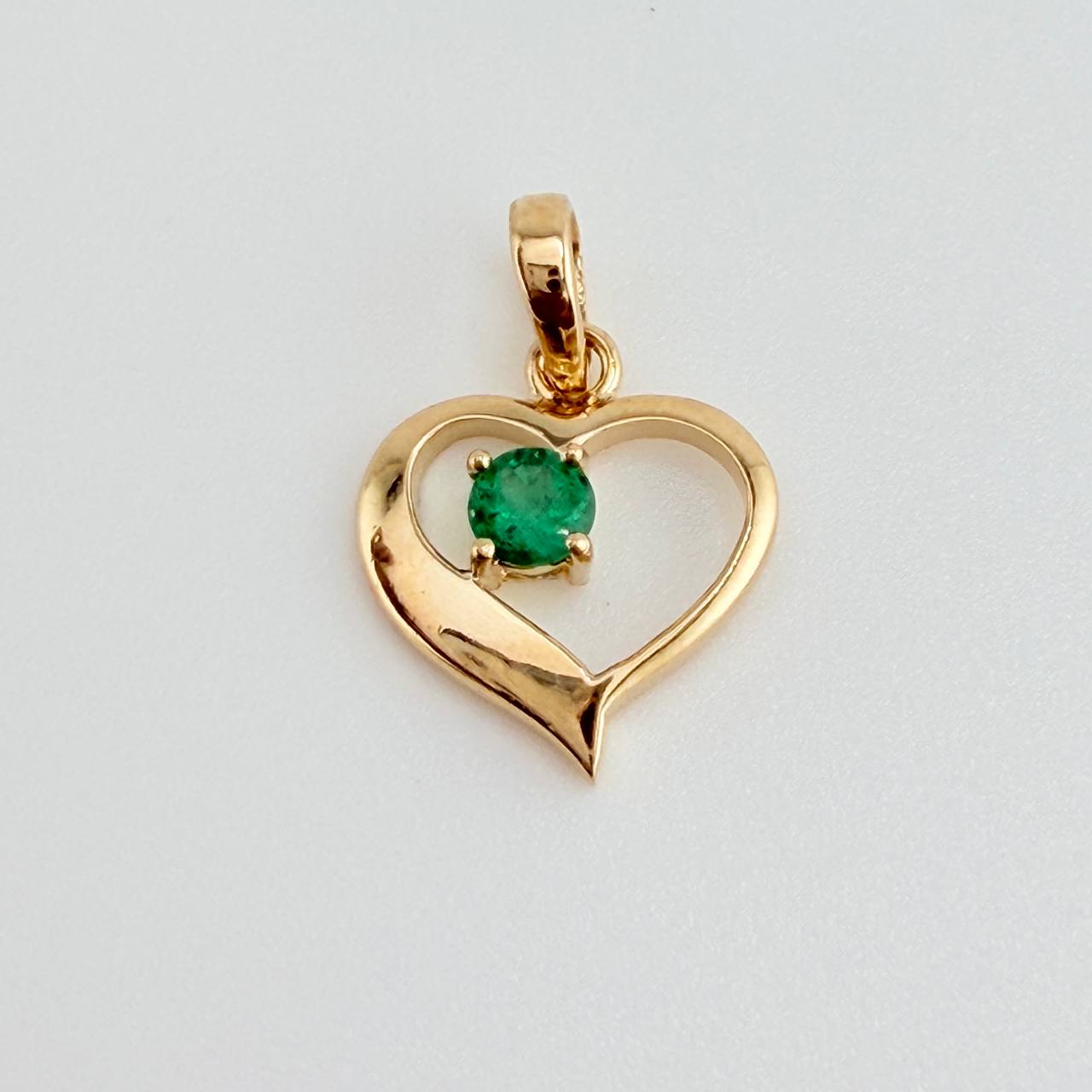 Heart Casting Emerald Pendant 17Pts 0.95gr / 3/4 in / 18K Yellow Gold %