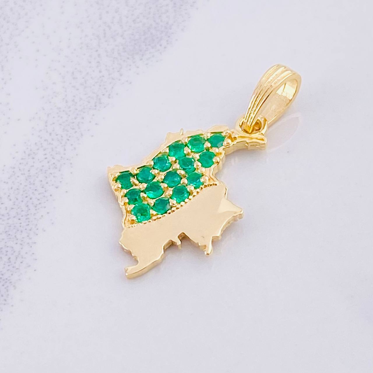 Dije Mapa Esmeraldas 27pts 1.7g / 1 in Oro Amarillo 18K