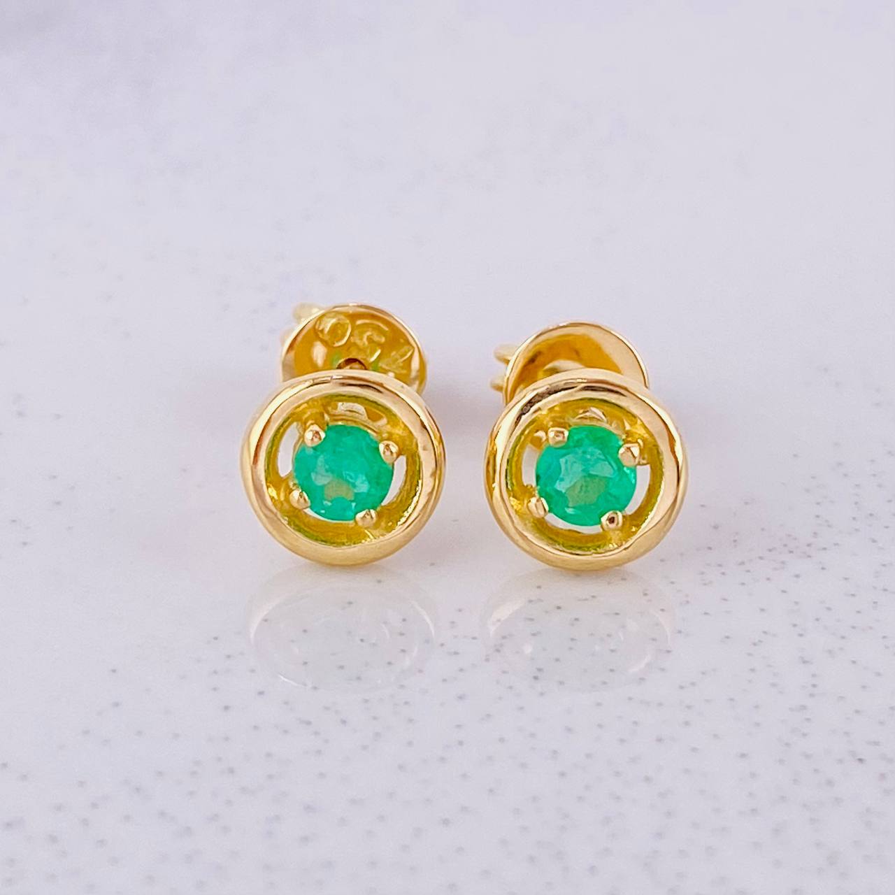 Circle Stud Earrings Emeralds 17pts 1.4g / in / 6mm Yellow Gold 18K