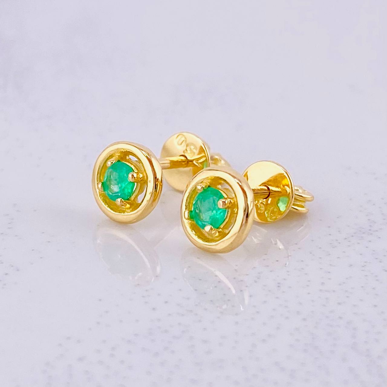 Circle Stud Earrings Emeralds 17pts 1.4g / in / 6mm Yellow Gold 18K