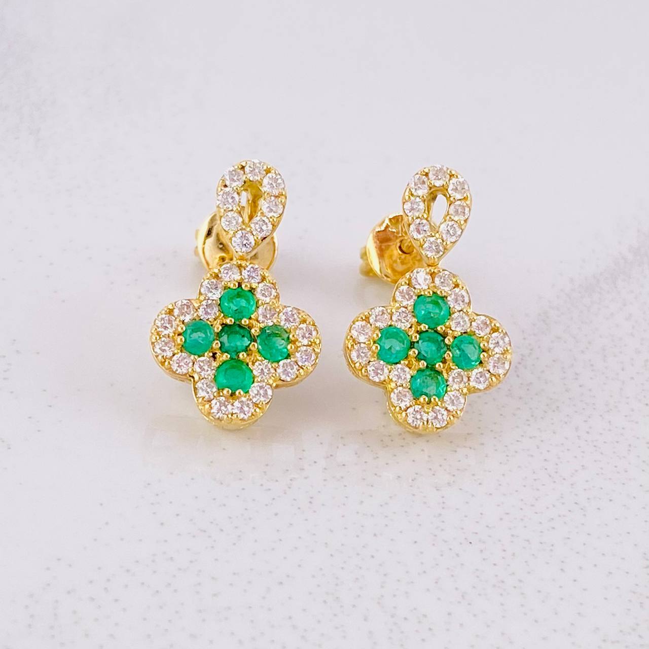 Topos Flor Borde Tupido Esmeraldas 33pts Diamantes 50pts 3.75g / in / 16.3mm Oro Amarillo 18K