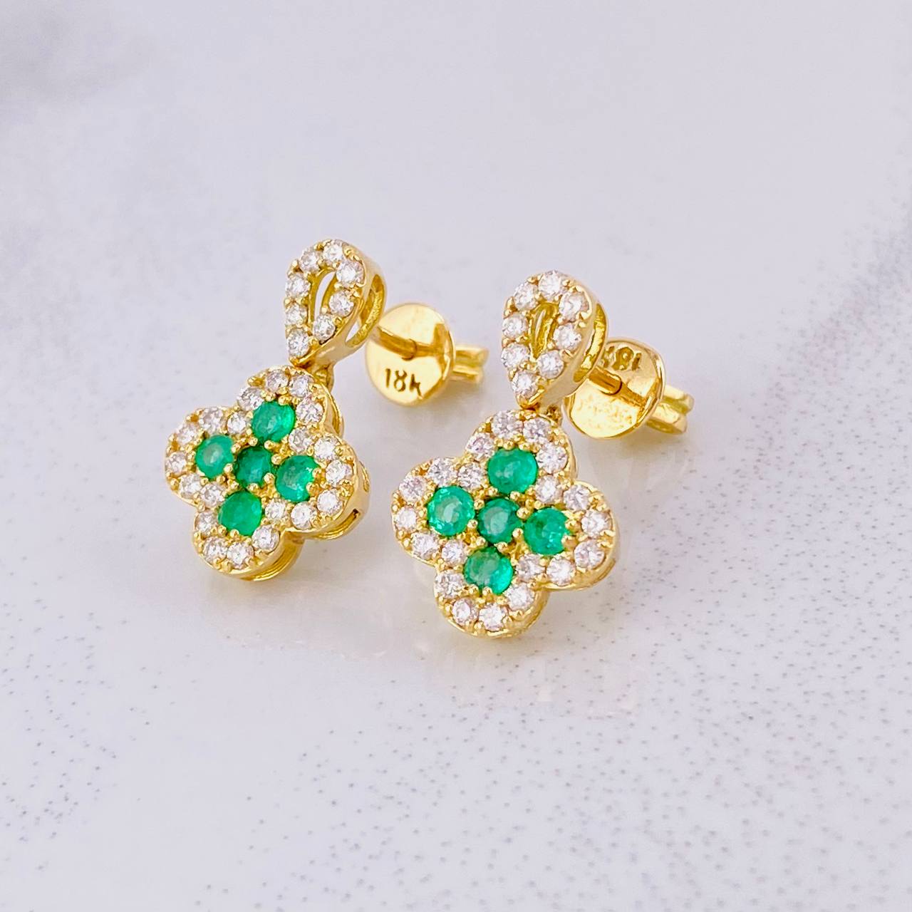 Topos Flor Borde Tupido Esmeraldas 33pts Diamantes 50pts 3.75g / in / 16.3mm Oro Amarillo 18K