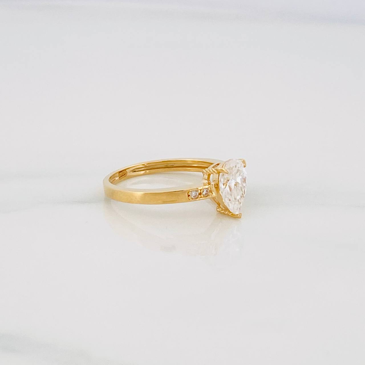 Anillo Solitario Gota Moisanita 79 Pts 2.6g / T5 3/4 Oro Amarillo 18K
