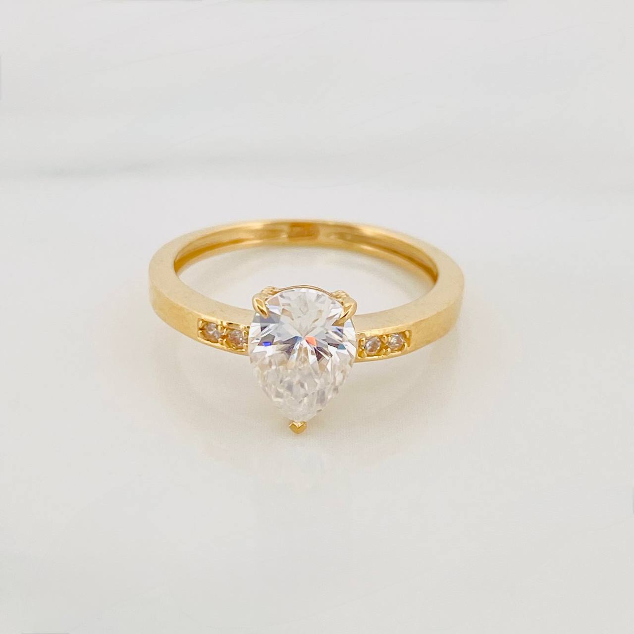 Anillo Solitario Gota Moisanita 79 Pts 2.6g / T5 3/4 Oro Amarillo 18K
