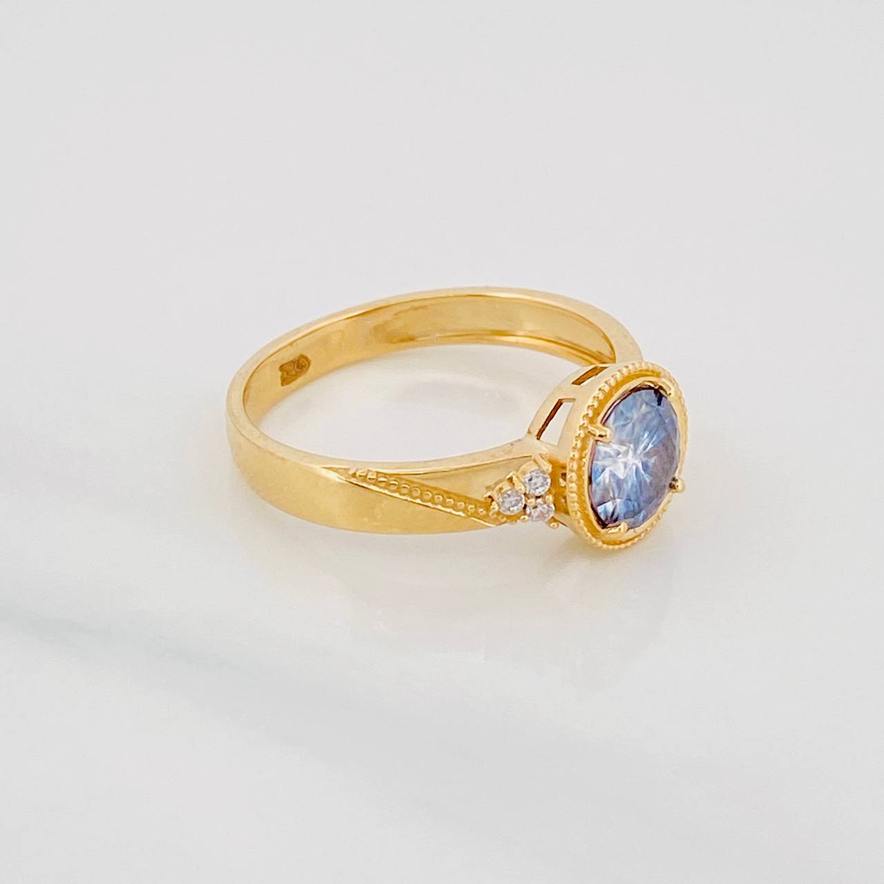 Anillo Solitario Circular Moisanita 1.06 Qts 3.05g / T7 1/4 Oro Amarillo 18K