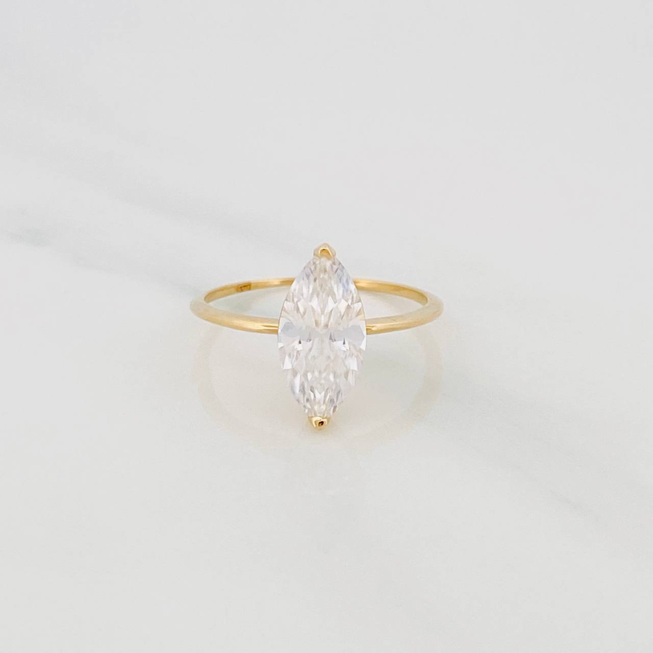 Anillo Solitario Rombo Moisanita 1 Qts 1.75g / T6 1/4 Oro Amarillo 18K