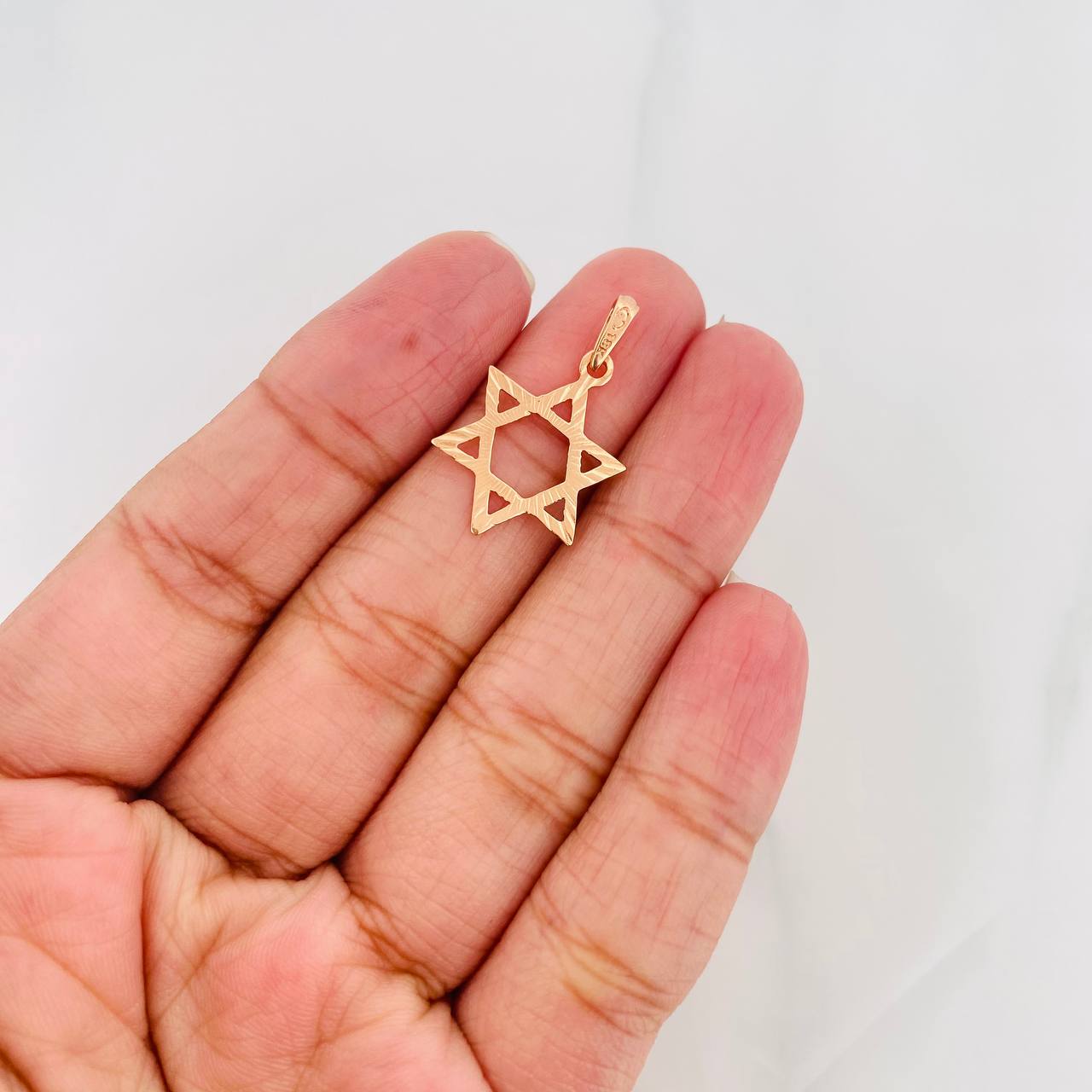 Dije Silueta Estrella 0.75g / 1 in Oro Rosa 18K
