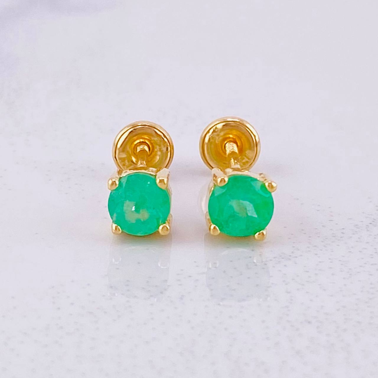 Stud Earrings Four Claws Emeralds 94pts 1.8g / in / 4.9mm Yellow Gold 18K