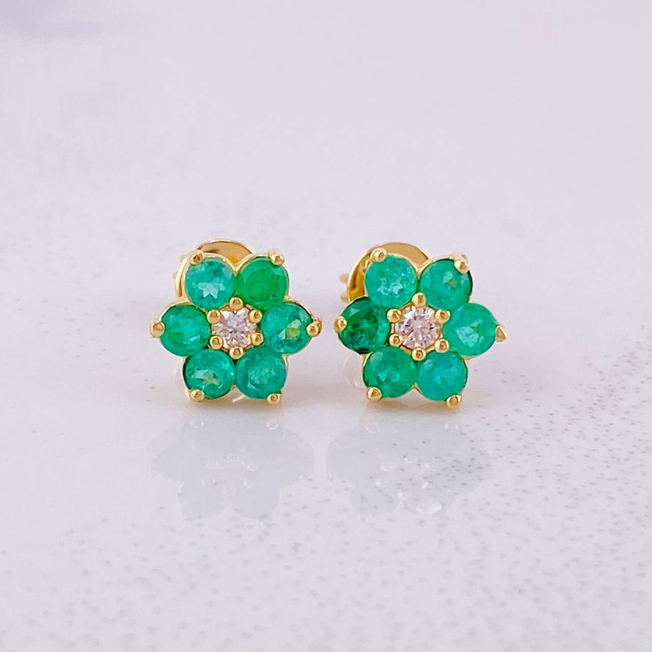 Topos Flor Seis Petalos Esmeraldas 45pts Diamantes 13pts 1.8g / in / 8mm Oro Amarillo 18K