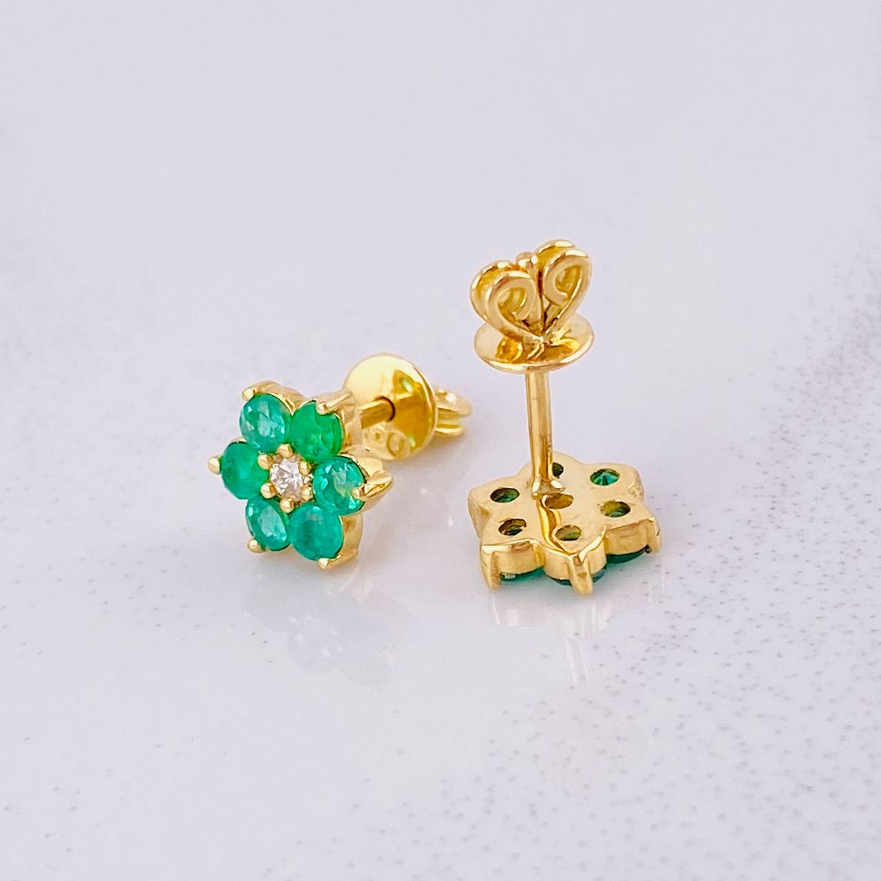 Topos Flor Seis Petalos Esmeraldas 45pts Diamantes 13pts 1.8g / in / 8mm Oro Amarillo 18K