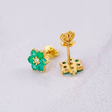 Topos Flor Seis Petalos Esmeraldas 45pts Diamantes 13pts 1.8g / in / 8mm Oro Amarillo 18K