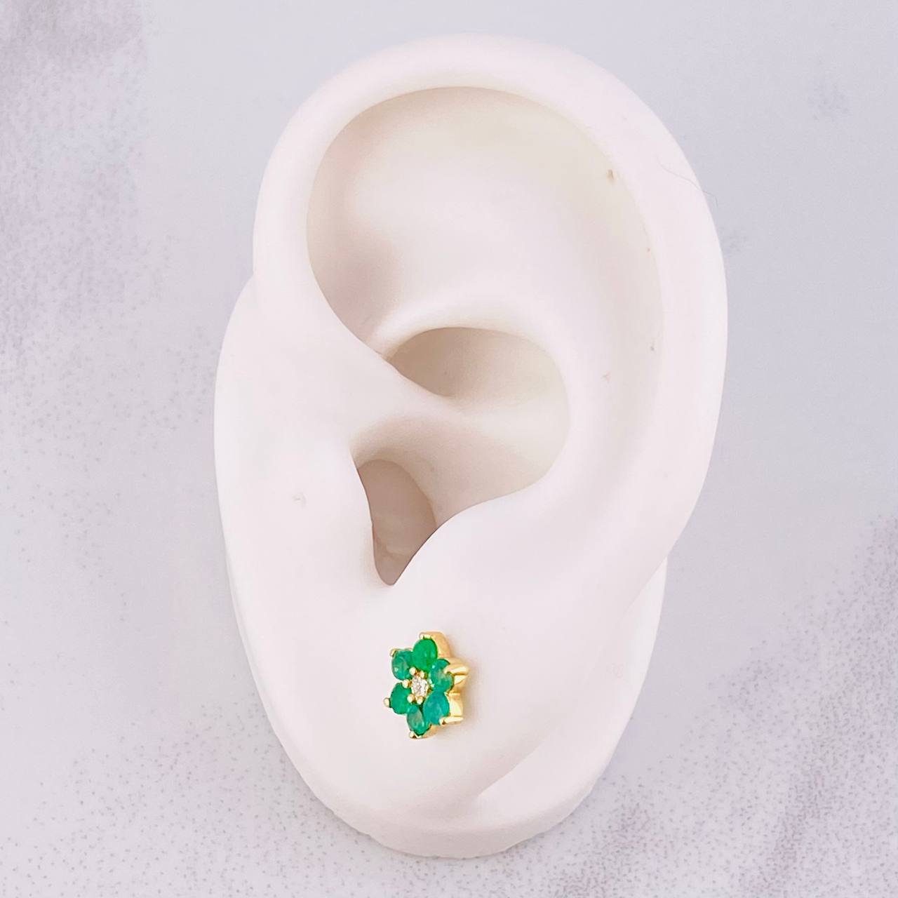 Topos Flor Seis Petalos Esmeraldas 45pts Diamantes 13pts 1.8g / in / 8mm Oro Amarillo 18K