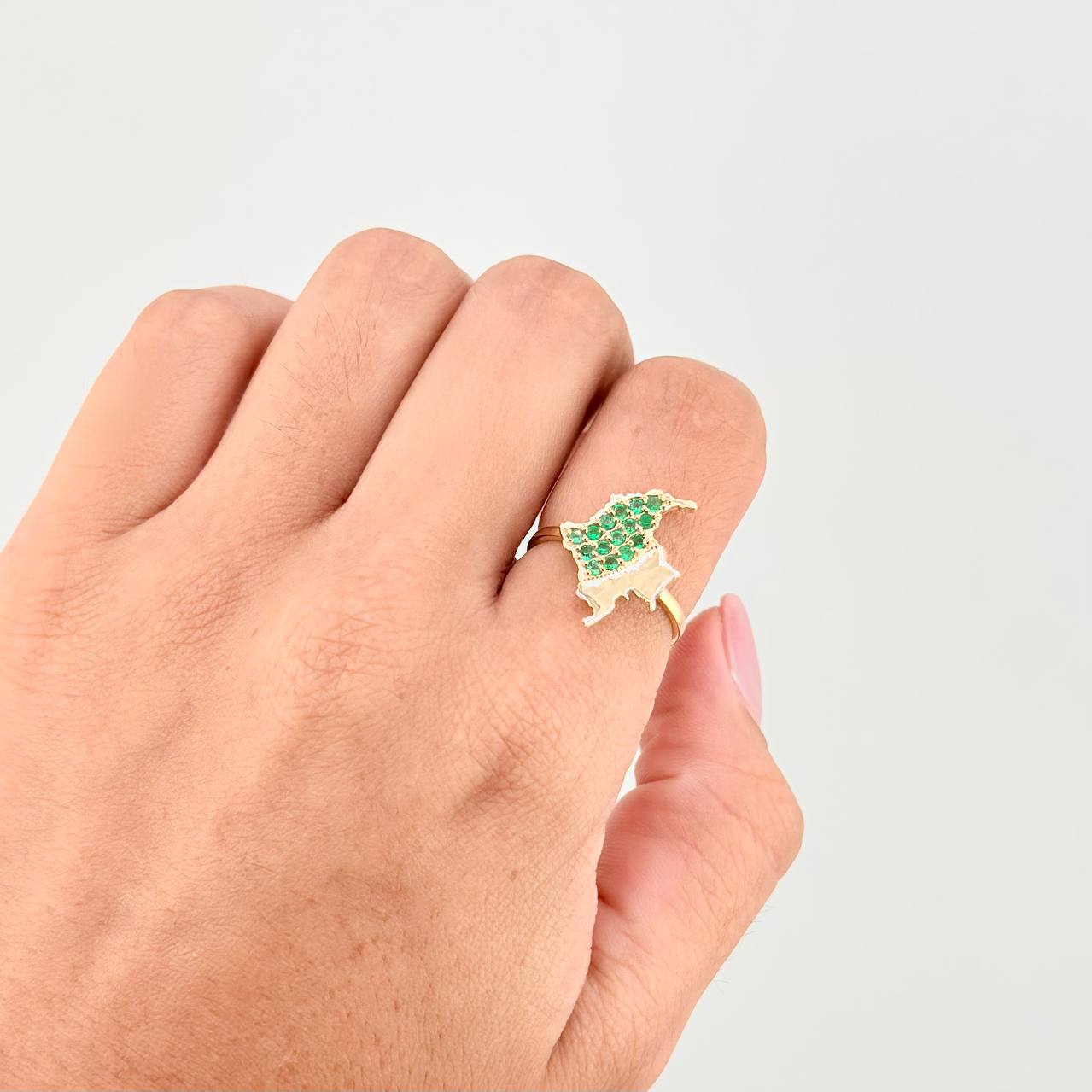 Anillo Mapa Esmeraldas 27pts 2.45g / T5 3/4 Oro Amarillo 18K