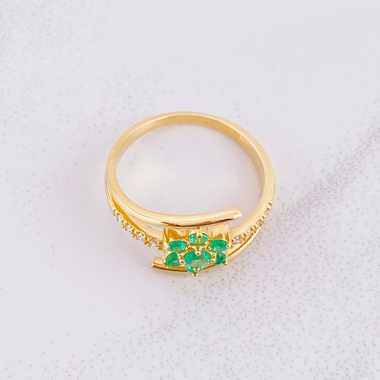 Anillo Flor Lineas Curvas Esmeraldas 28pts Diamantes 11pts 3.25g / T7 1/2 Oro Amarillo 18K