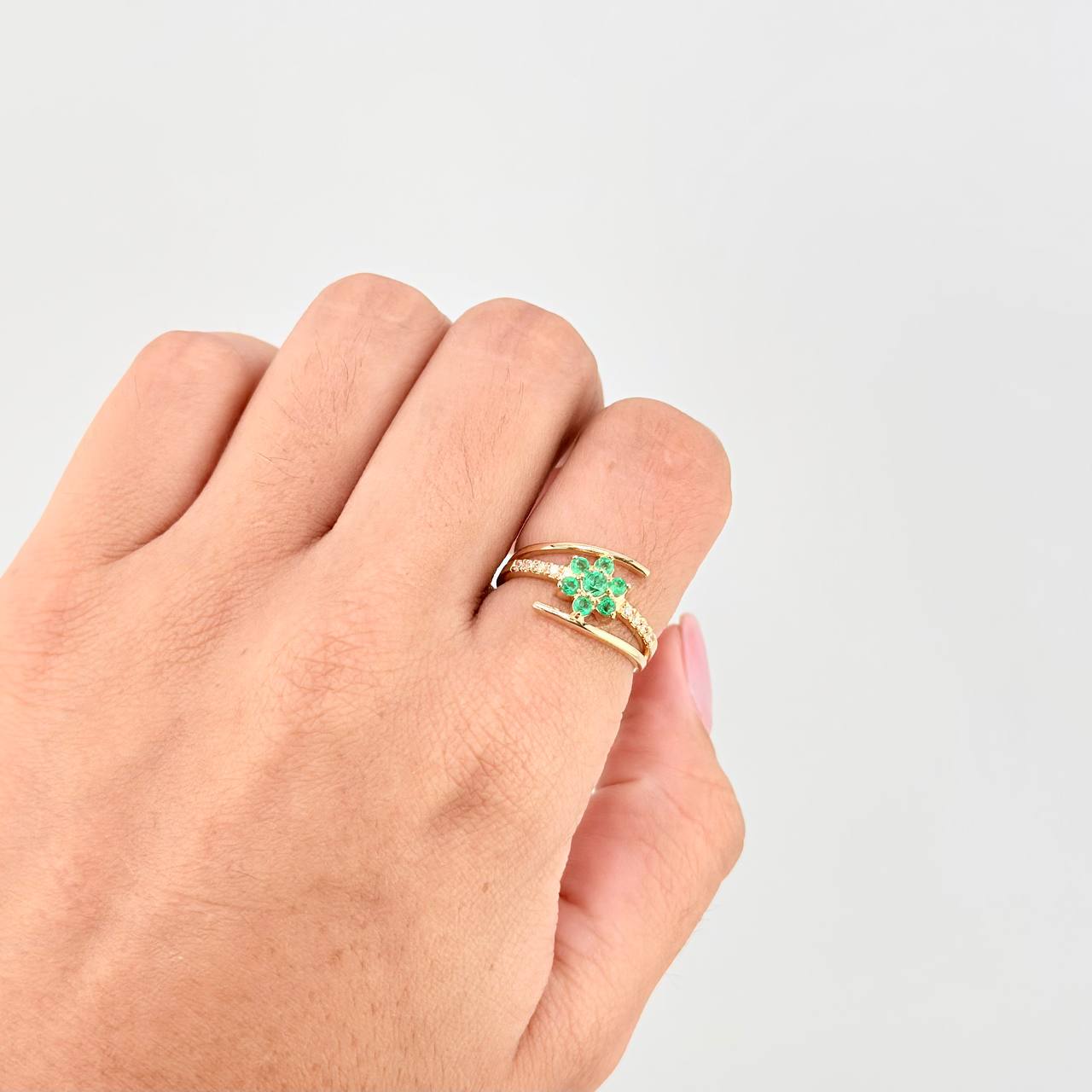 Anillo Flor Lineas Curvas Esmeraldas 28pts Diamantes 11pts 3.25g / T7 1/2 Oro Amarillo 18K