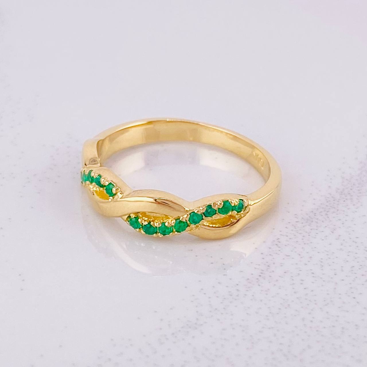 Intertwined Ring Emeralds 25pts 3.05g / T5 3/4 Yellow Gold 18K