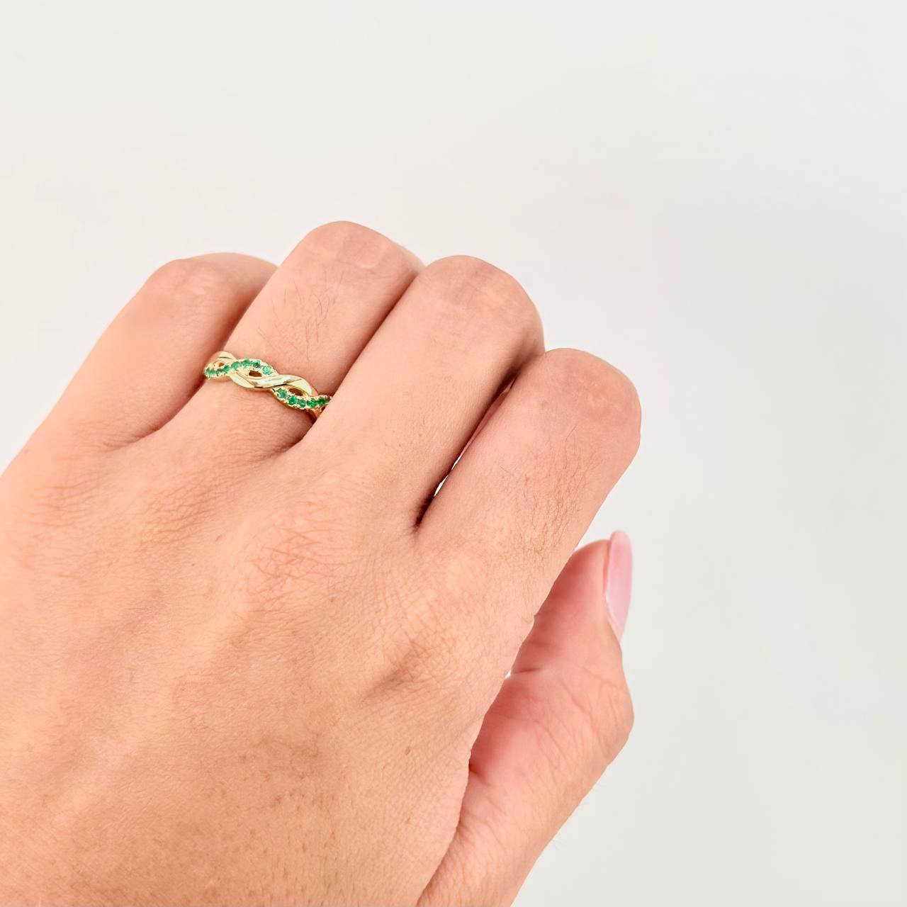 Intertwined Ring Emeralds 25pts 3.05g / T5 3/4 Yellow Gold 18K