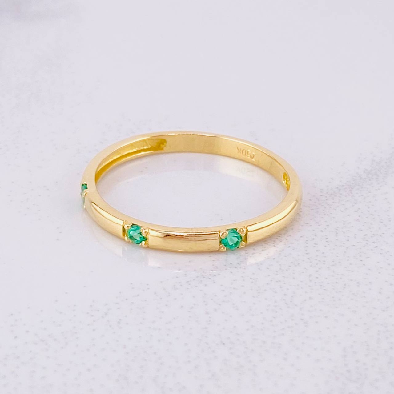 Anillo Trio Chispas Esmeraldas 99pts 1.8g / T8 3/4 Oro Amarillo 18K