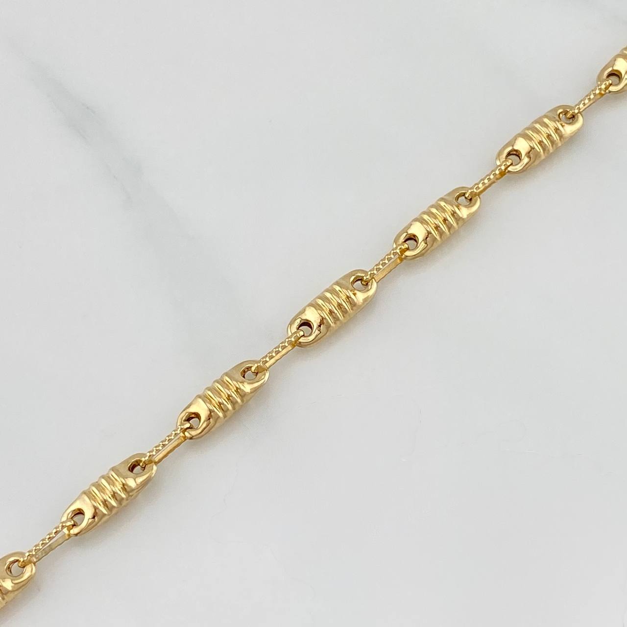 Rustic Barrel Bracelet 4.55 g / 7 3/4 in / 3.9 mm 18K Yellow Gold