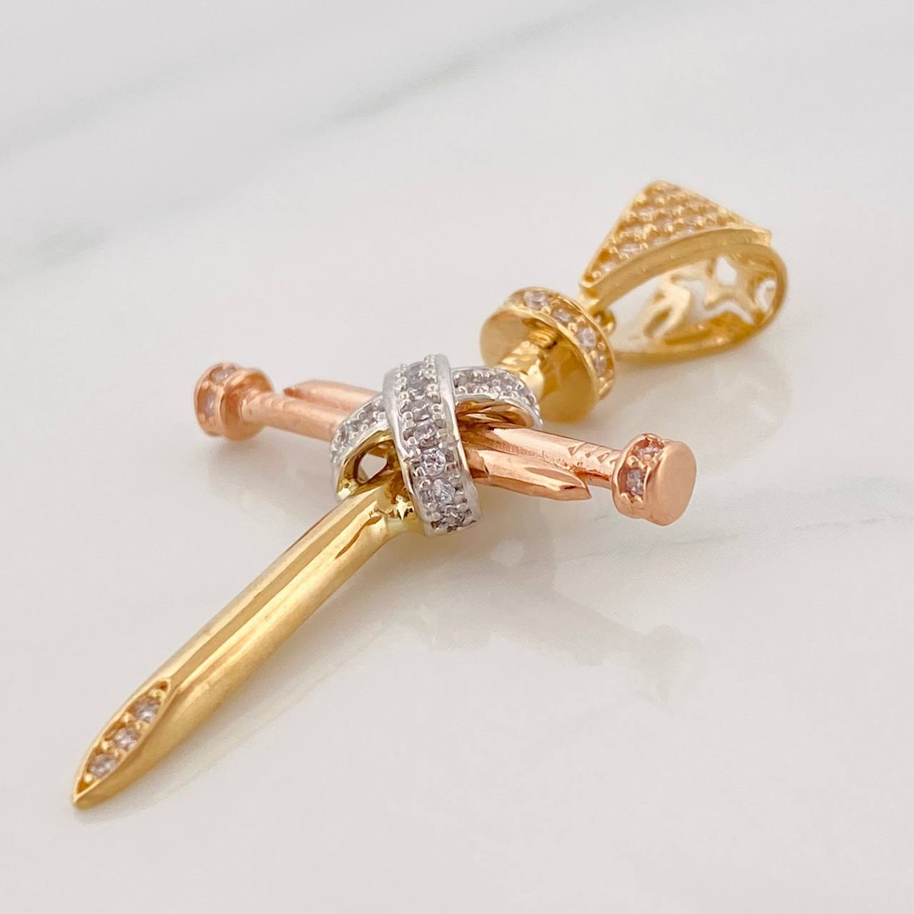 Dije Cruz Clavo 3.45g / 1 1/2 in Tres Oros 18K