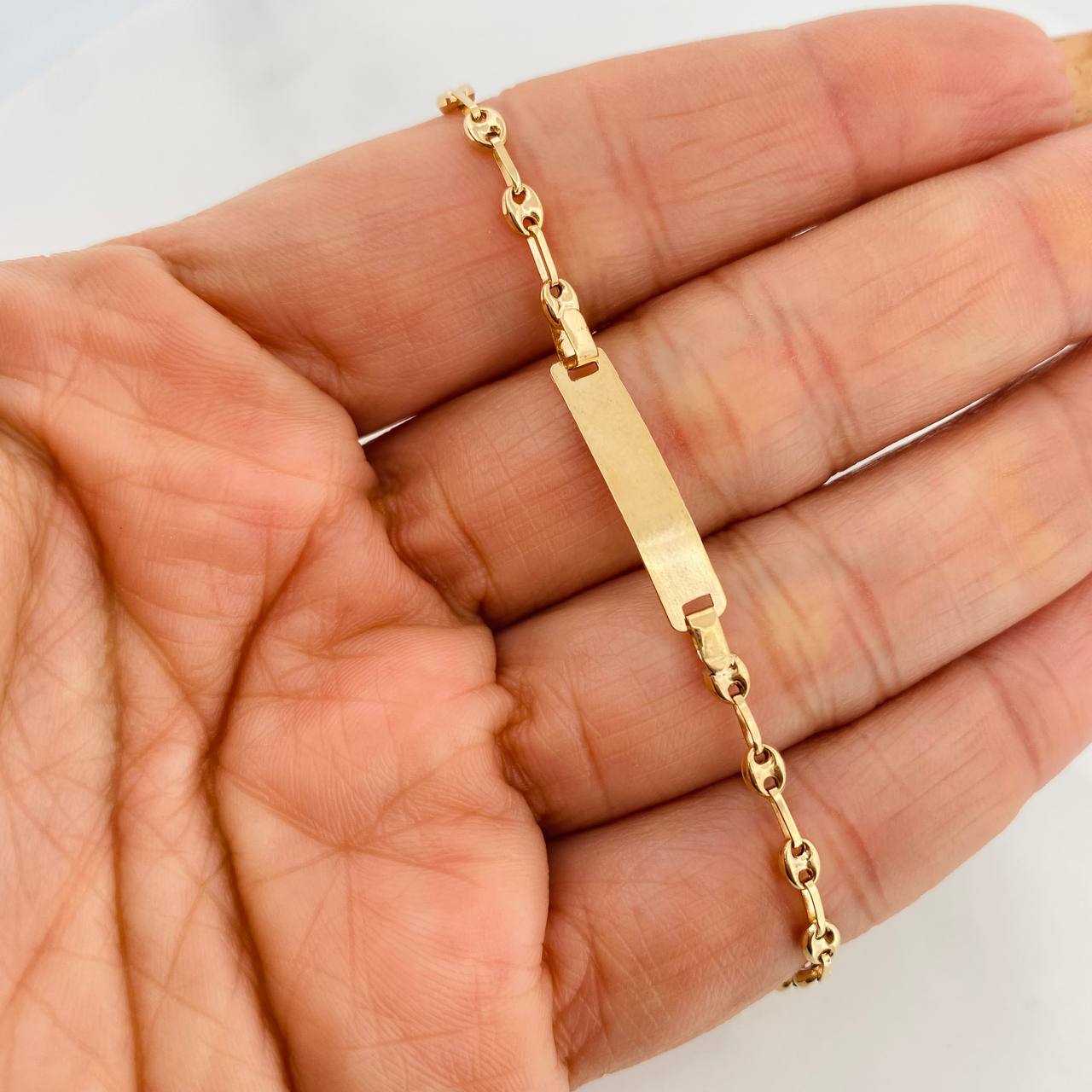 Pulso Bebé GC Placa Rectangular 1.75g / 5 1/2 in / 3.1mm Oro Amarillo 18K