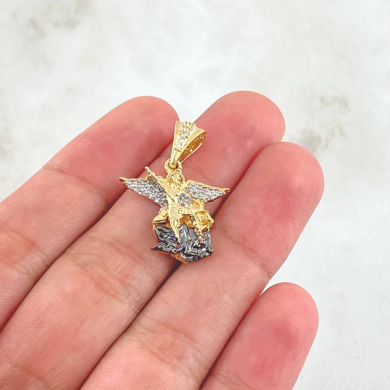 Dije San Miguel Arcangel 3.35gr / 2.6cm / Circones Blancos Oro Amarillo 18K