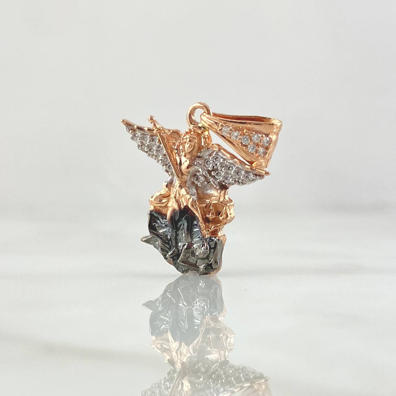 Dije San Miguel Arcangel 3.3gr / 2.6cm / Circones Blancos Oro Rosa 18K