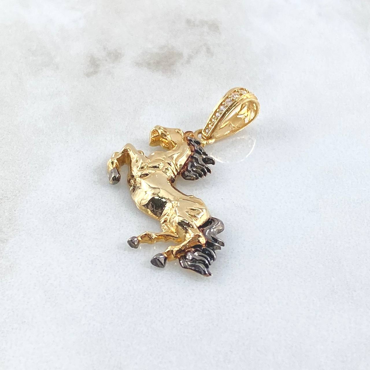 Dije Caballo 4.5gr / 4cm / Circones Blancos Oro Amarillo 18K
