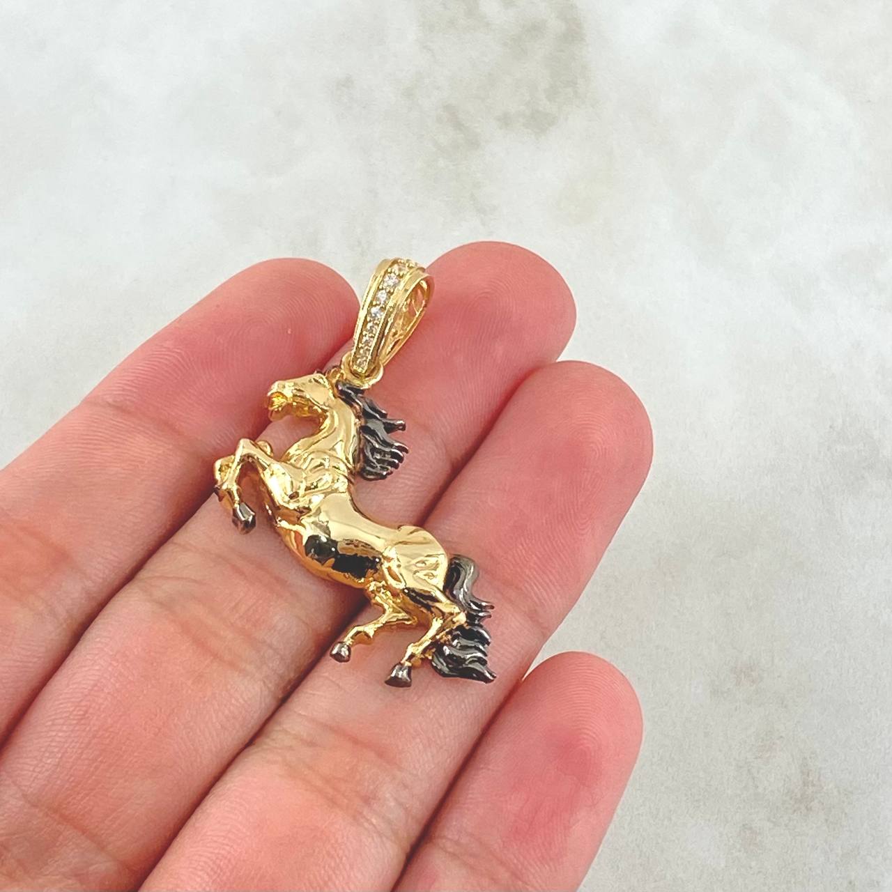Dije Caballo 4.5gr / 4cm / Circones Blancos Oro Amarillo 18K